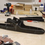 Prototyp 3D tištěné přední vidlice pro Honzu Tománka v různých fázích vývoje