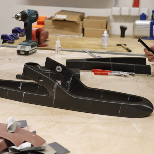 Prototyp 3D tištěné přední vidlice pro Honzu Tománka v různých fázích vývoje
