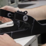 Prototyp 3D tištěné přední vidlice pro Honzu Tománka v různých fázích vývoje