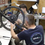 Prototyp 3D tištěné přední vidlice pro Honzu Tománka v různých fázích vývoje