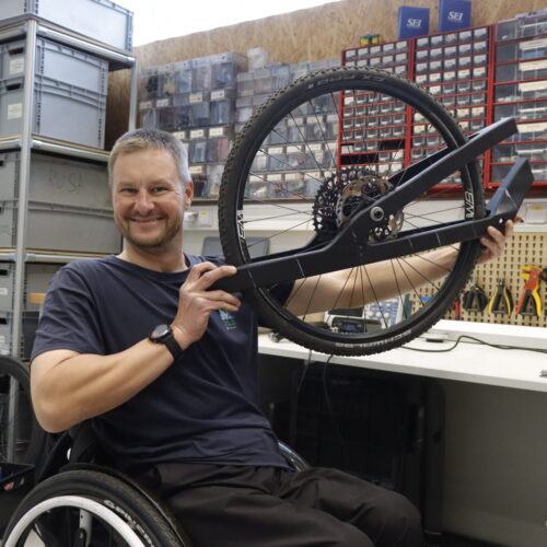 Prototyp 3D tištěné přední vidlice pro Honzu Tománka v různých fázích vývoje