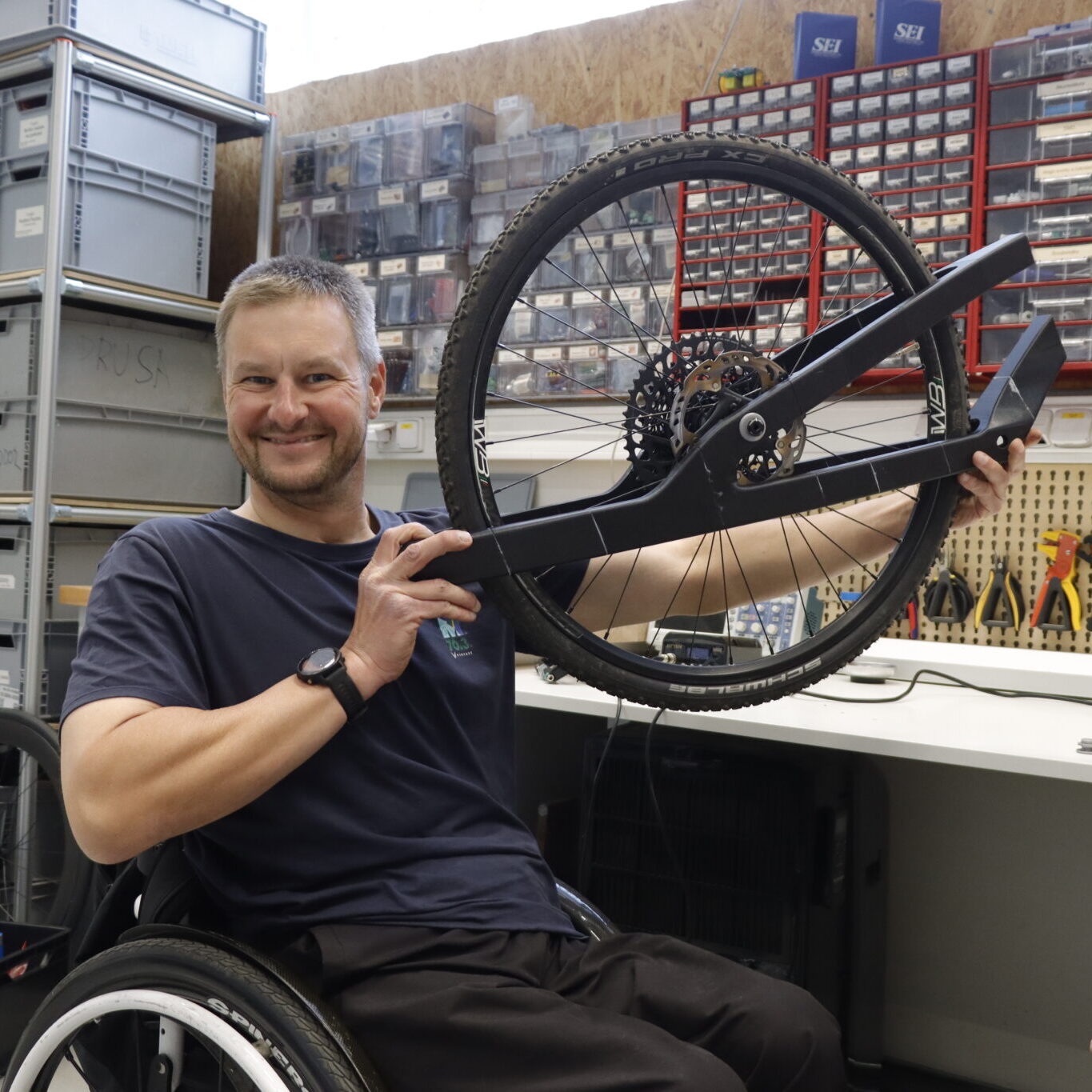 Prototyp 3D tištěné přední vidlice pro Honzu Tománka v různých fázích vývoje