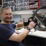 Prototyp 3D tištěné přední vidlice pro Honzu Tománka v různých fázích vývoje