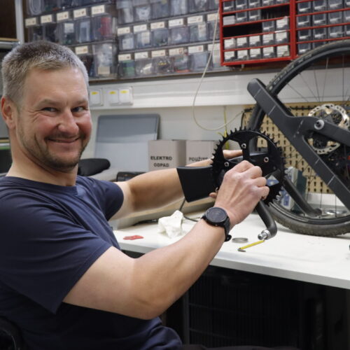 Prototyp 3D tištěné přední vidlice pro Honzu Tománka v různých fázích vývoje