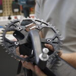 Prototyp 3D tištěné přední vidlice pro Honzu Tománka v různých fázích vývoje