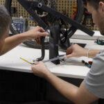 Prototyp 3D tištěné přední vidlice pro Honzu Tománka v různých fázích vývoje