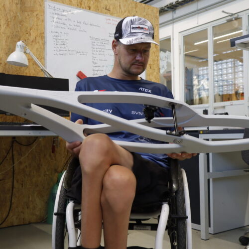 Prototyp 3D tištěné přední vidlice pro Honzu Tománka v různých fázích vývoje