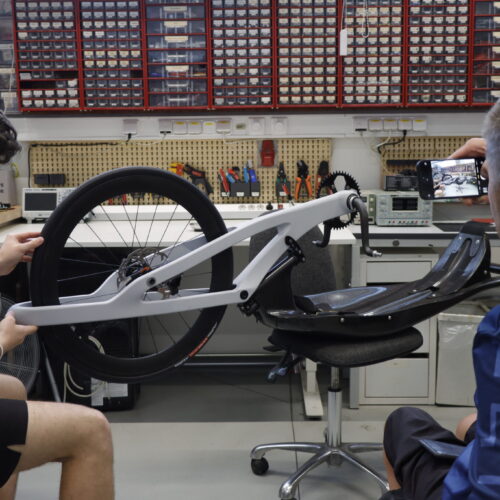 Prototyp 3D tištěné přední vidlice pro Honzu Tománka v různých fázích vývoje