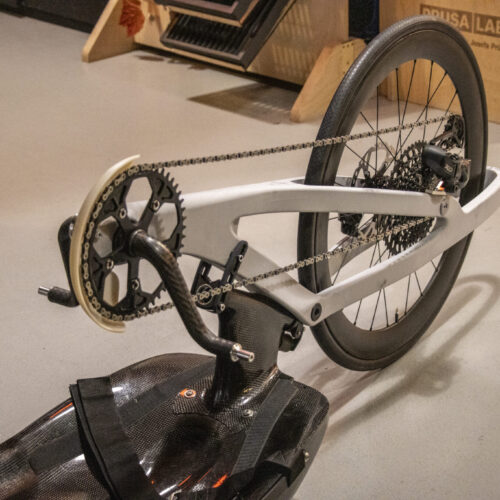 Prototyp 3D tištěné přední vidlice pro Honzu Tománka v různých fázích vývoje