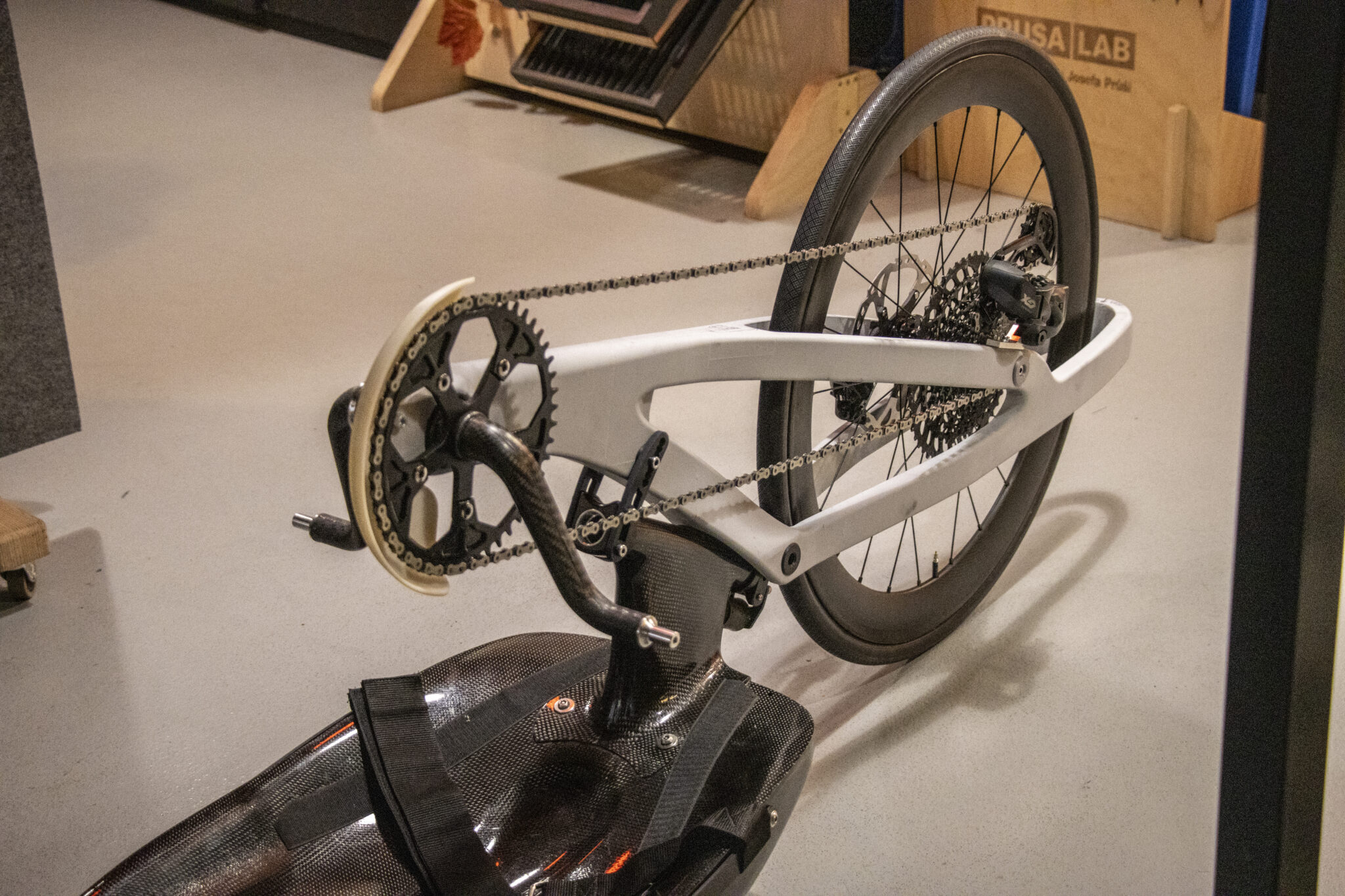 Prototyp 3D tištěné přední vidlice pro Honzu Tománka v různých fázích vývoje