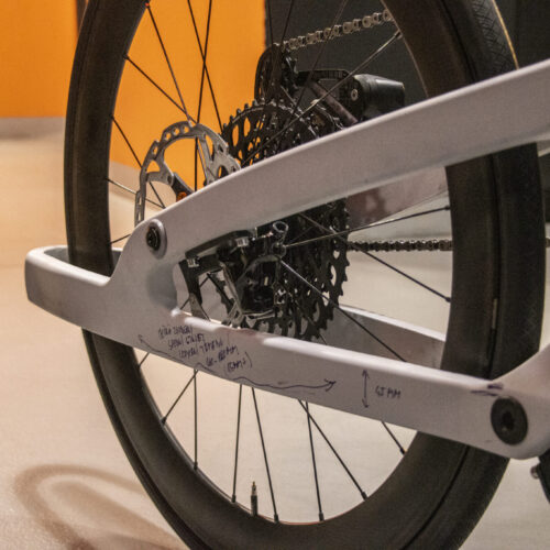 Prototyp 3D tištěné přední vidlice pro Honzu Tománka v různých fázích vývoje