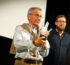 Nicholas Meyer s 3D tištěnou cenou ve tvaru ruky s vulkánským pozdravem v kině Lucerna