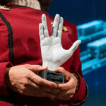 Detail 3D tištěné sošky ruky s vulkánským pozdravem Close-up of the 3D printed hand statuette making the Vulcan salute, the Future Gate 2026 award for Nicholas Meyer